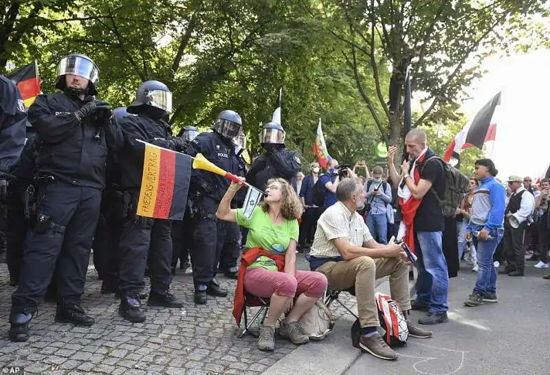 polizia interviene alla manifestazione negazionisti coronavirus berlino – 29 agosto 2020. 