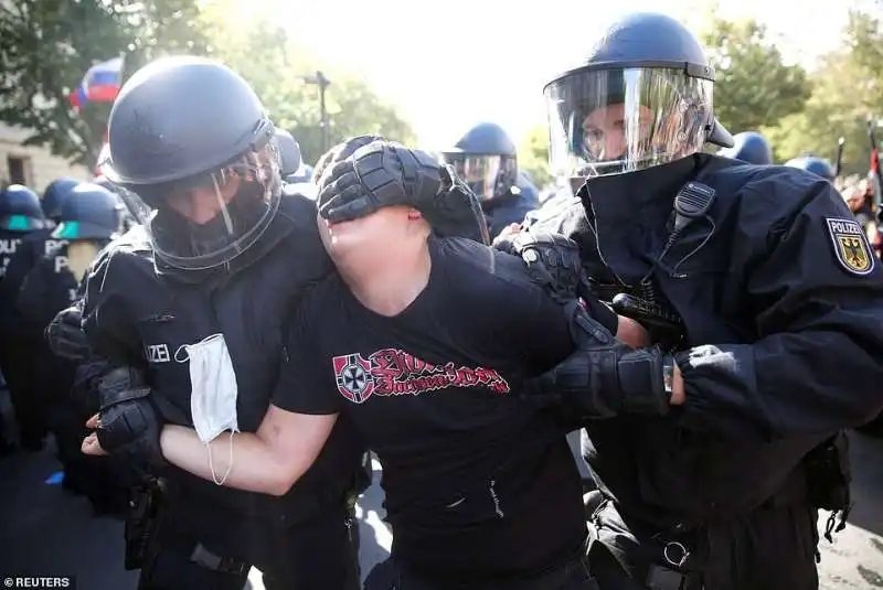 polizia interviene alla manifestazione negazionisti coronavirus berlino – 29 agosto 2020