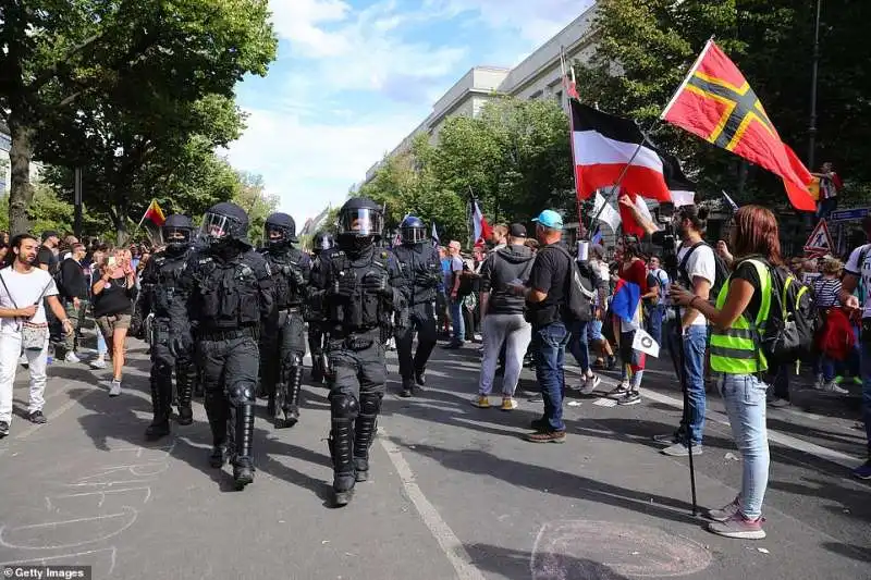 polizia interviene alla manifestazione negazionisti coronavirus berlino – 29 agosto 2020 