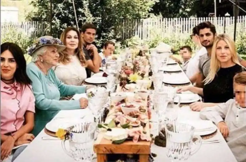 PRANZO FERRAGOSTO VERONICA LARIO E FIGLI