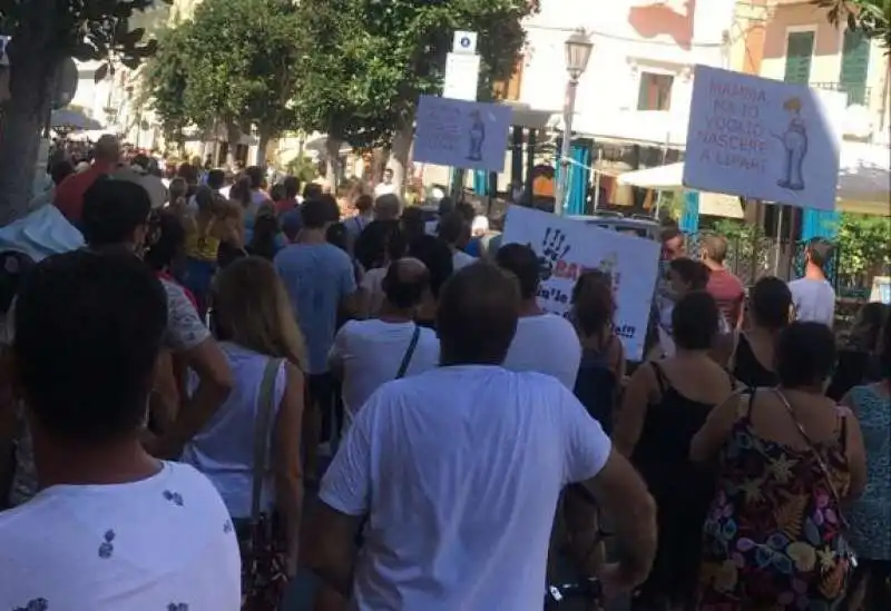 protesta a lipari dopo la morte di lorenza famularo