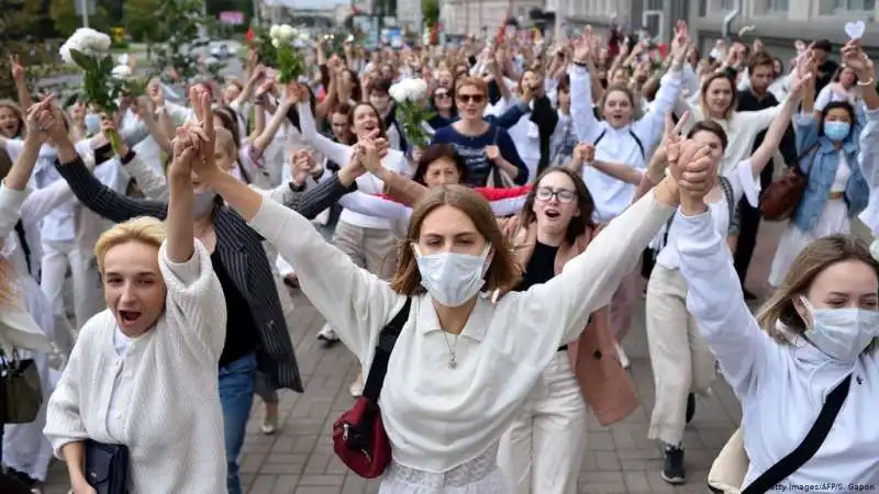 proteste donne in bianco a minsk