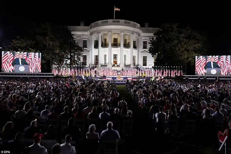 pubblico assembrato alla casa bianca per donald trump 