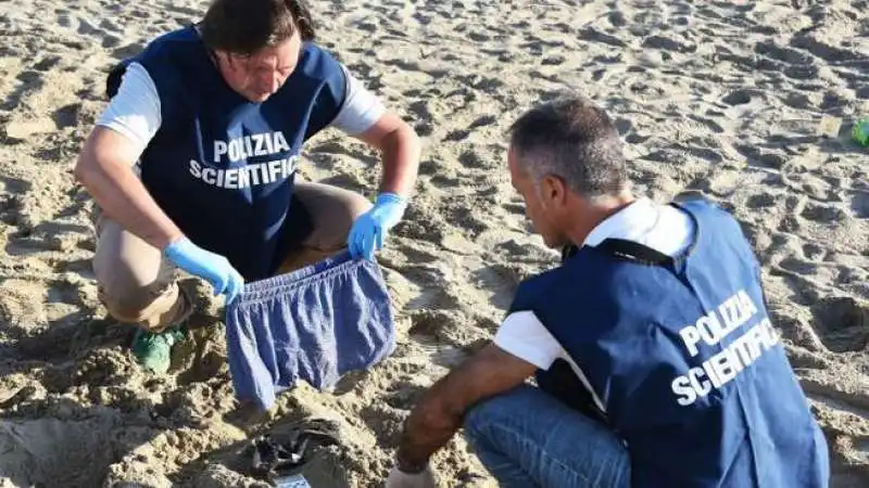 rilievi della polizia in spiaggia  1