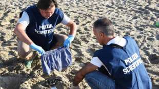 rilievi della polizia in spiaggia 1