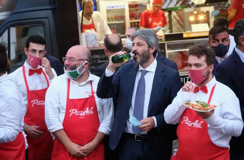 roberto fico beve una birretta