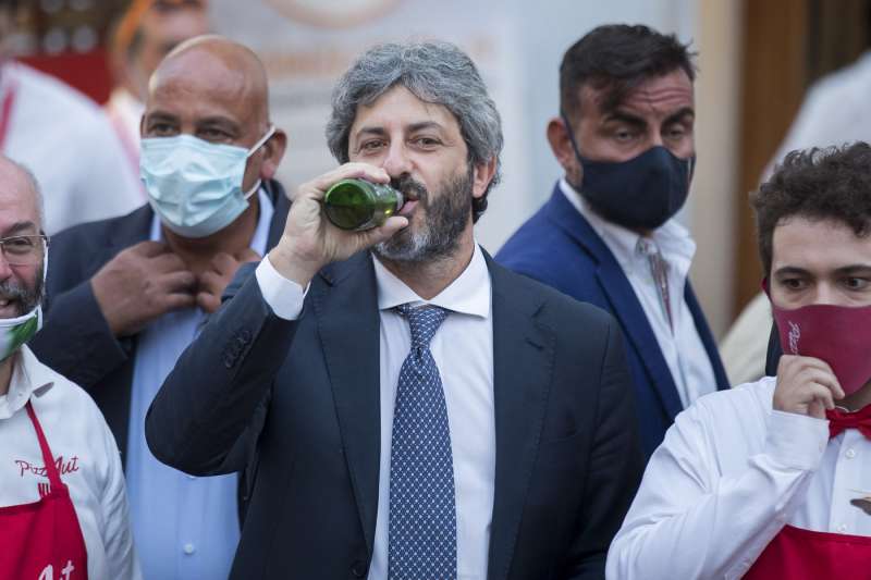 roberto fico beve una birretta 2