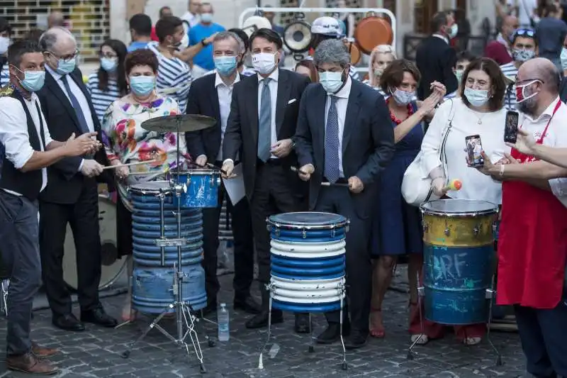 roberto gualtieri teresa bellanova giuseppe conte roberto fico elena bonetti suonano il tamburo 10