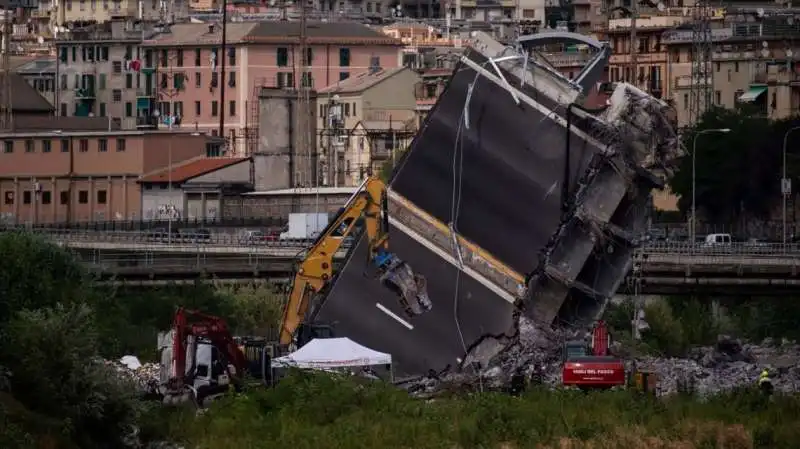 ruspe al lavoro per spezzare i blocchi del ponte morandi 