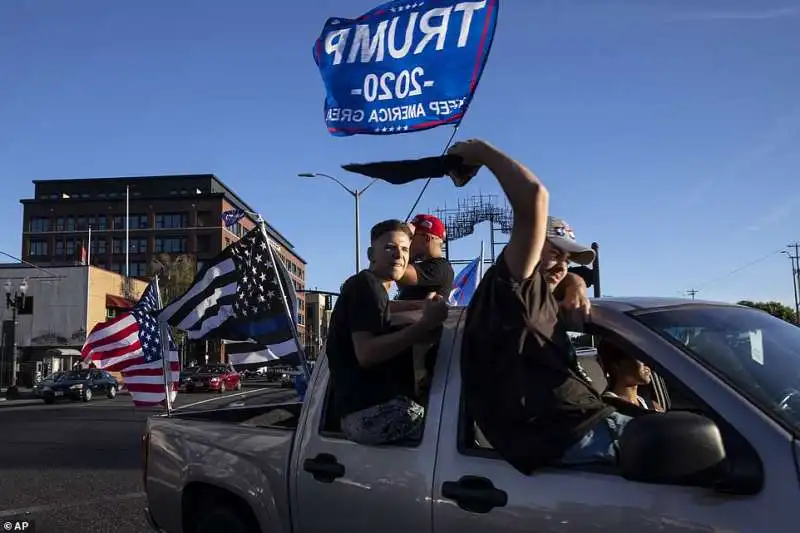 scontri a portland tra supporter di trump e black lives matter 7