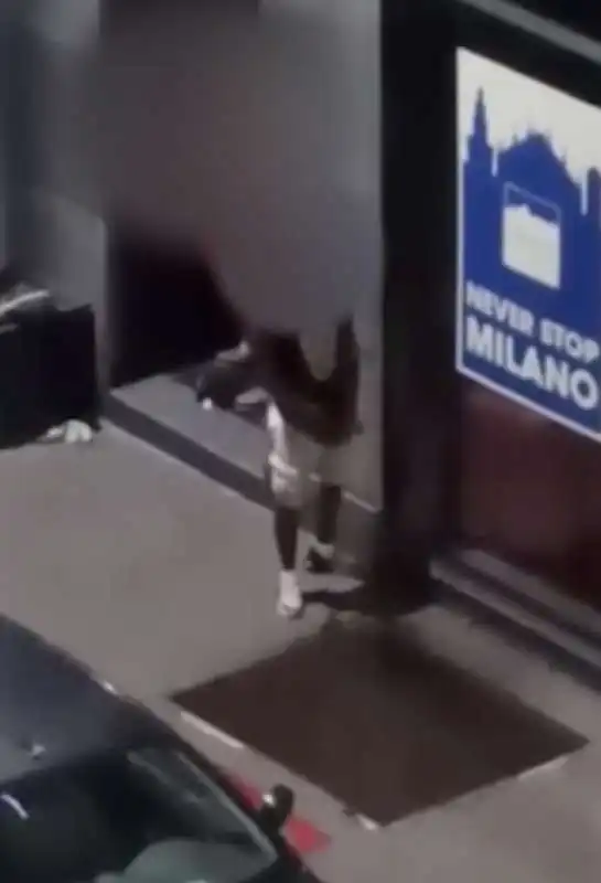 sesso davanti alla stazione di milano 1