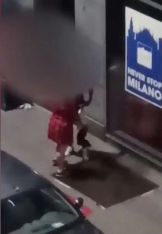 sesso davanti alla stazione di milano 2