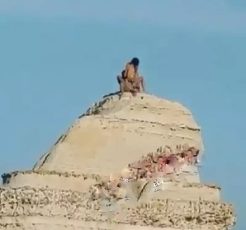 sesso in cima allo scoglio di torre sant'andrea in salento 1