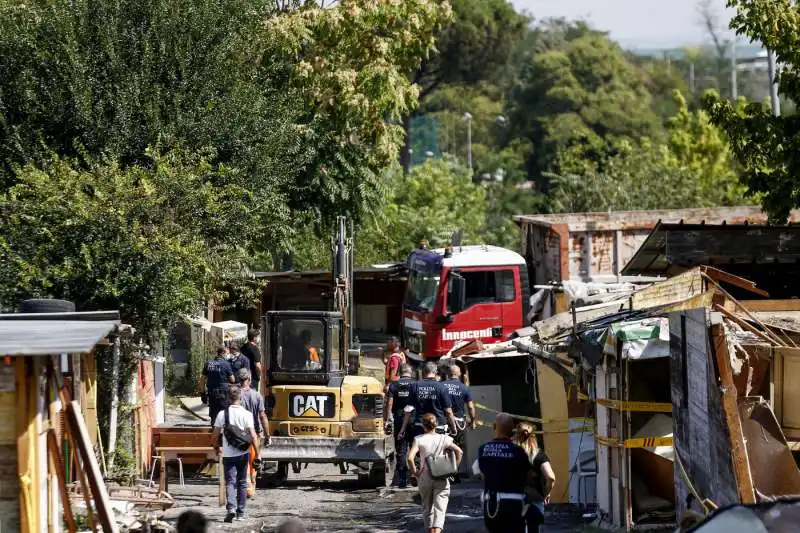 sgombero  campo rom di via del foro italico a roma 36