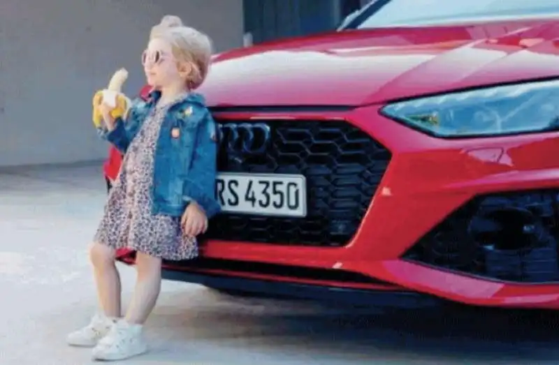 SPOT AUDI - LA BIMBA CON LA BANANA IN MANO