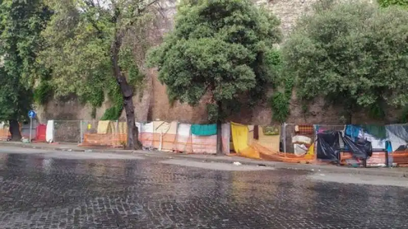 TENDOPOLI A VIALE PRETORIANO A ROMA 