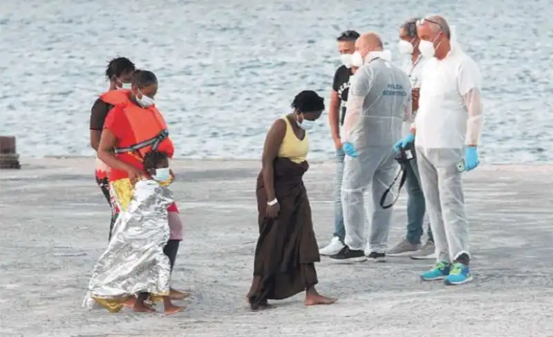 Tre donne e una bambina arrivano a Lampedusa dalla Louise Michel