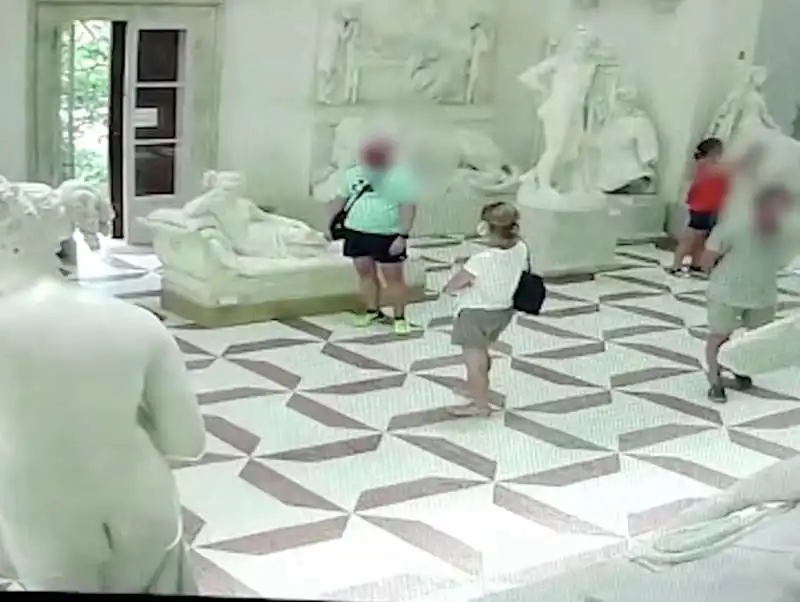 turista austriaco danneggia la statua di paolina borghese a possagno  3