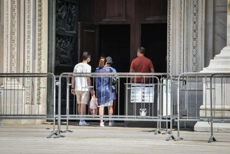 turisti al duomo di milano