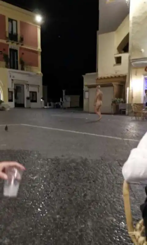 uomo nudo a spasso in piazzetta a capri 1