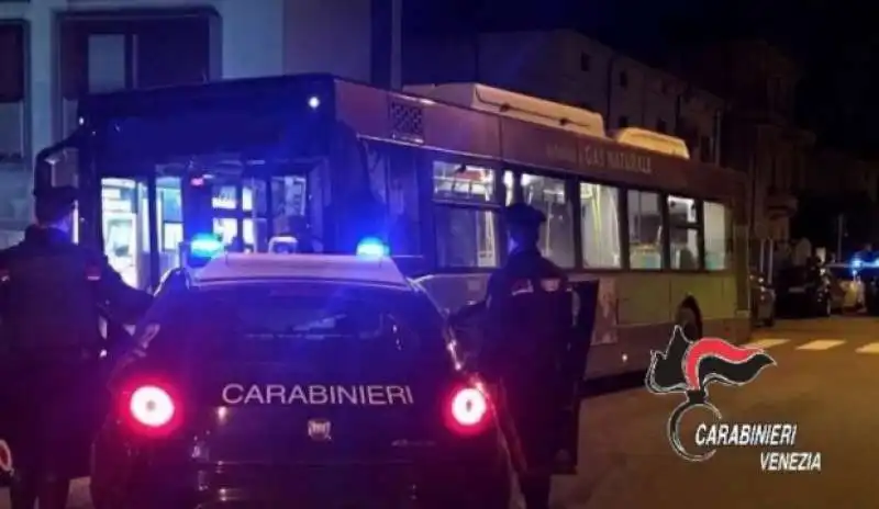 UOMO SI MASTURBA IN UN AUTOBUS DI MESTRE