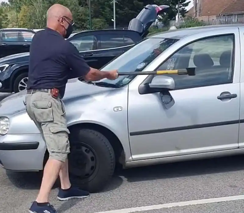 uomo spacca auto per salvare cane 1