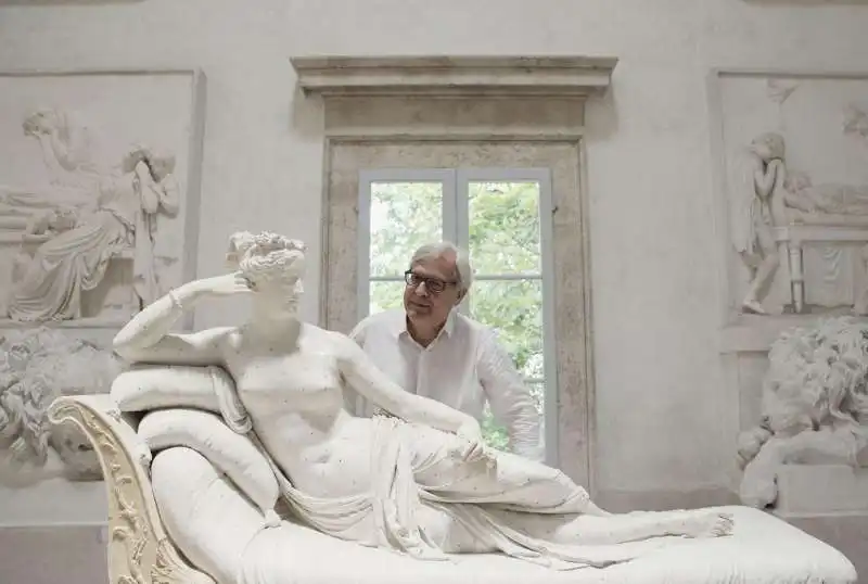 vittorio sgarbi e la paolina borghese di canova a possagno 