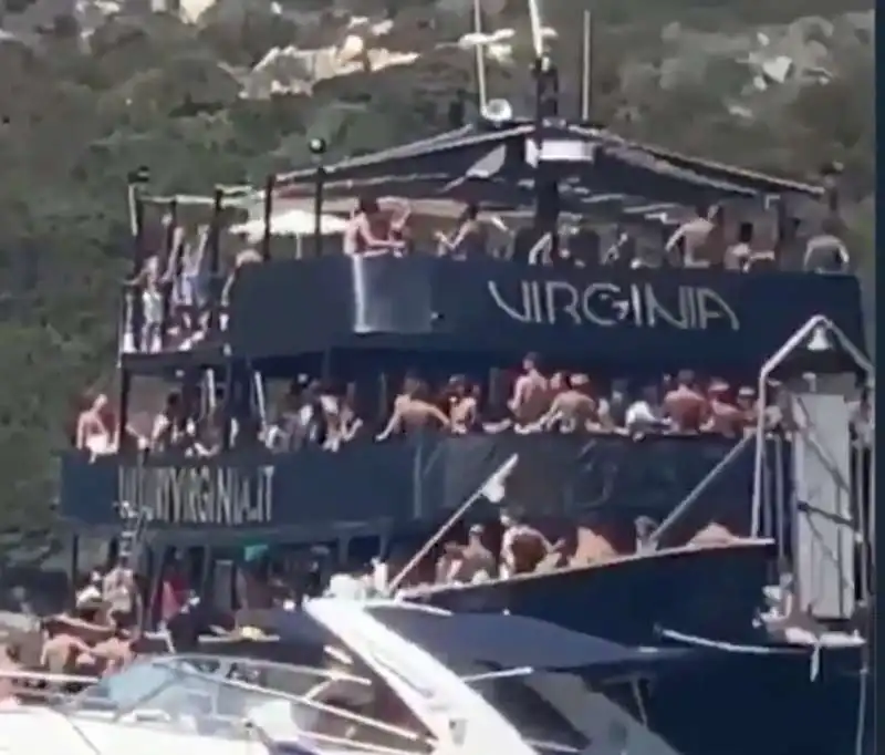 yacht stracolmo di gente in sardegna 2