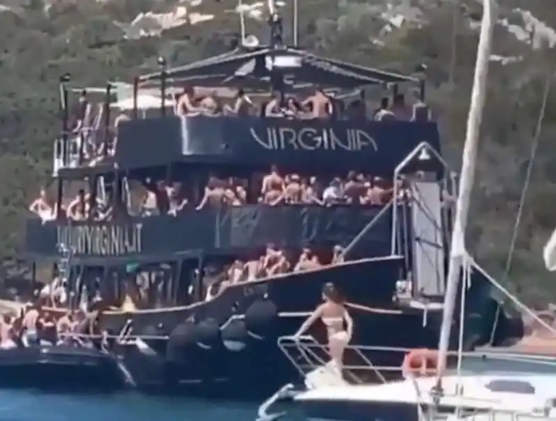 yacht stracolmo di gente in sardegna 5