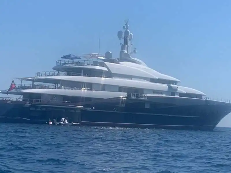 yacht symphony di bernard arnault      