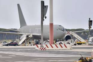 AEREO CON GLI ITALIANI ATTERRATO A ROMA