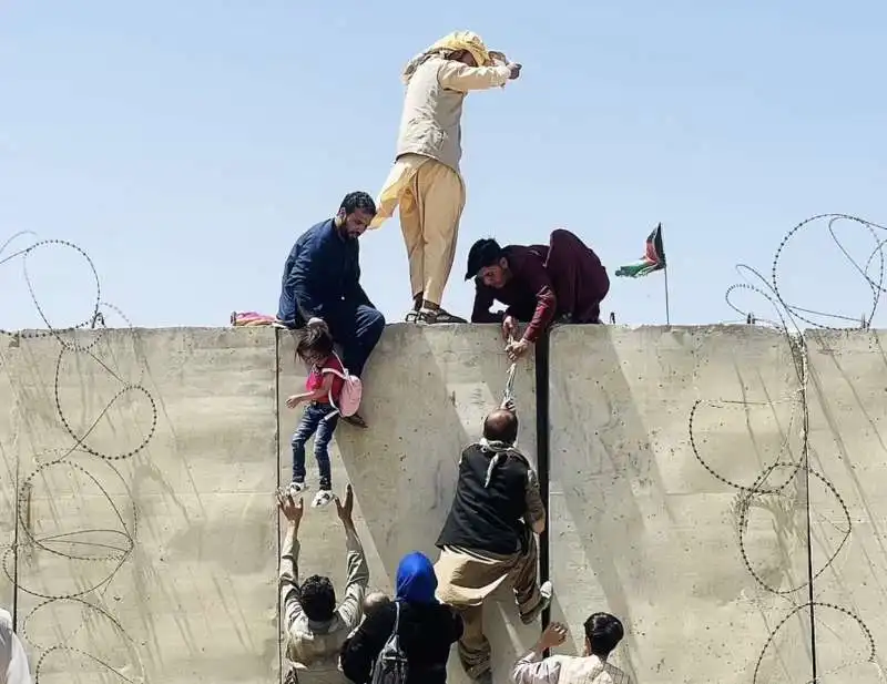 afgani cercano di scappare all aeroporto di kabul 