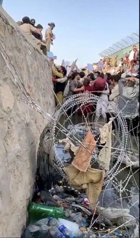 afghani in fuga all aeroporto di kabul  1