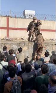 afghani in fuga all aeroporto di kabul