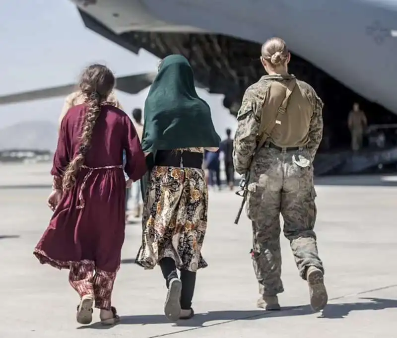 afghani in fuga dall aeroporto di kabul  1