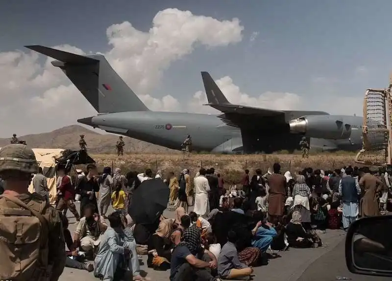 afghanistan   evacuazione di cittadini afghani all aeroporto di kabul