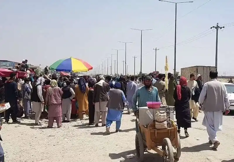 afghanistan   evacuazione di cittadini afghani all aeroporto di kabul 3