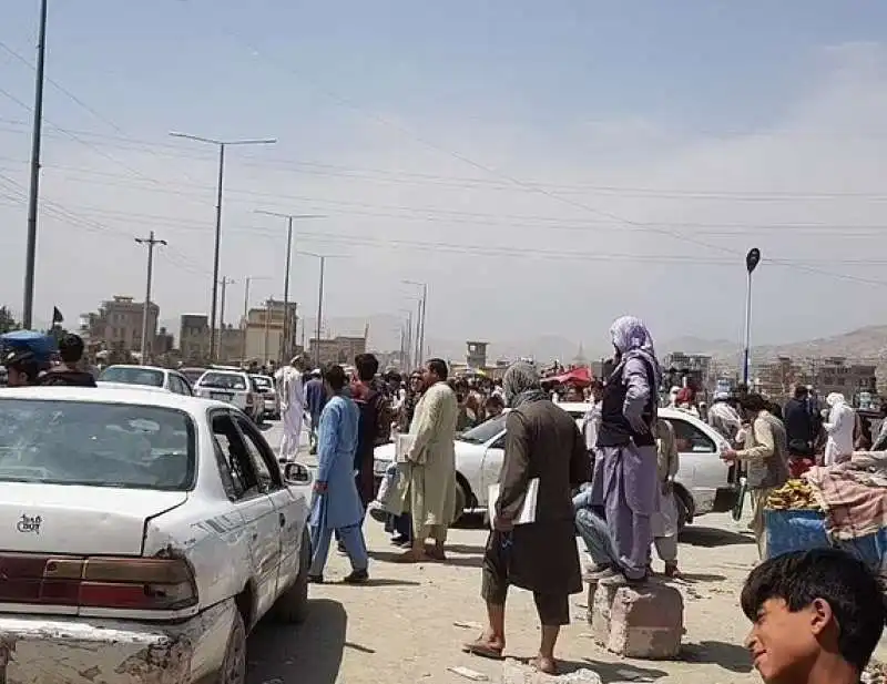 afghanistan   evacuazione di cittadini afghani all aeroporto di kabul 5