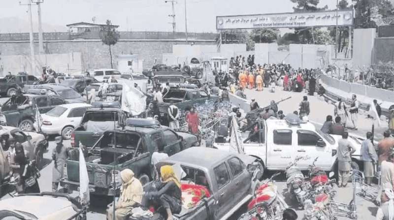 afghanistan i talebani presidiano l aeroporto di kabul