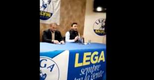 andrea santucci circondato da simboli della lega