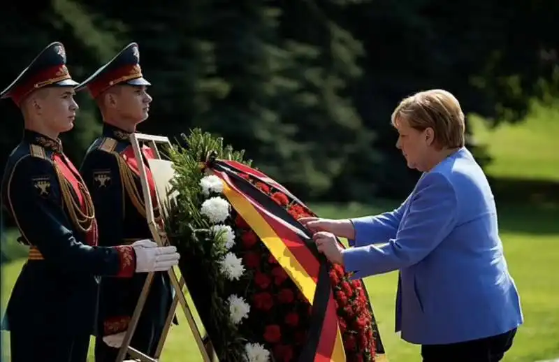 angela merkel alla tomba del milite ignoto di mosca