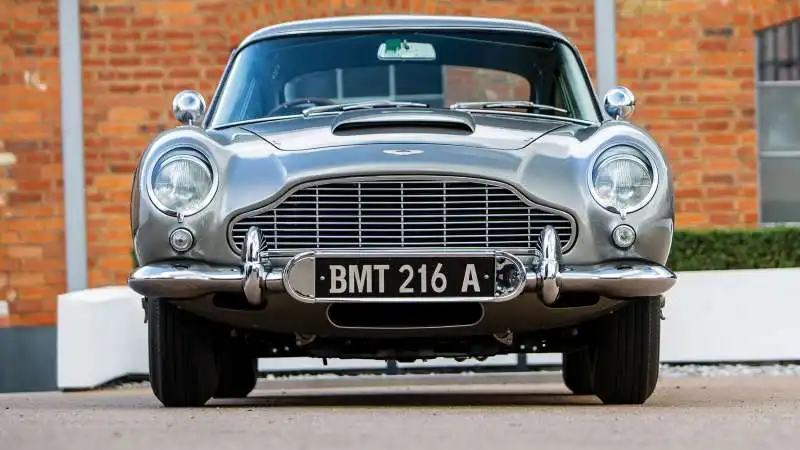 ASTON MARTIN 29