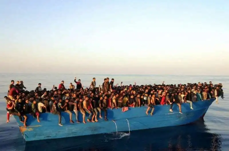 BARCONE DI MIGRANTI ARRIVA A LAMPEDUSA