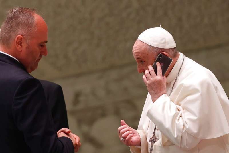 bergoglio interrompe l'udienza generale per rispondere al telefono