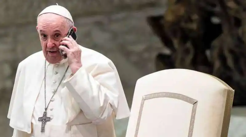 bergoglio interrompe l'udienza generale per rispondere al telefono 