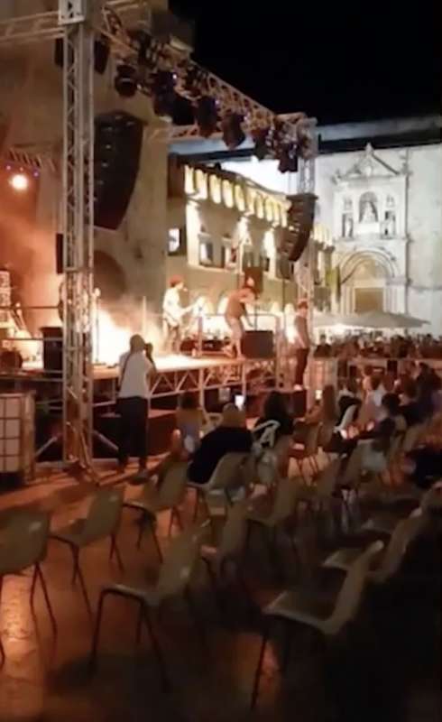 bugo interrompe il concerto ad ascoli piceno 5