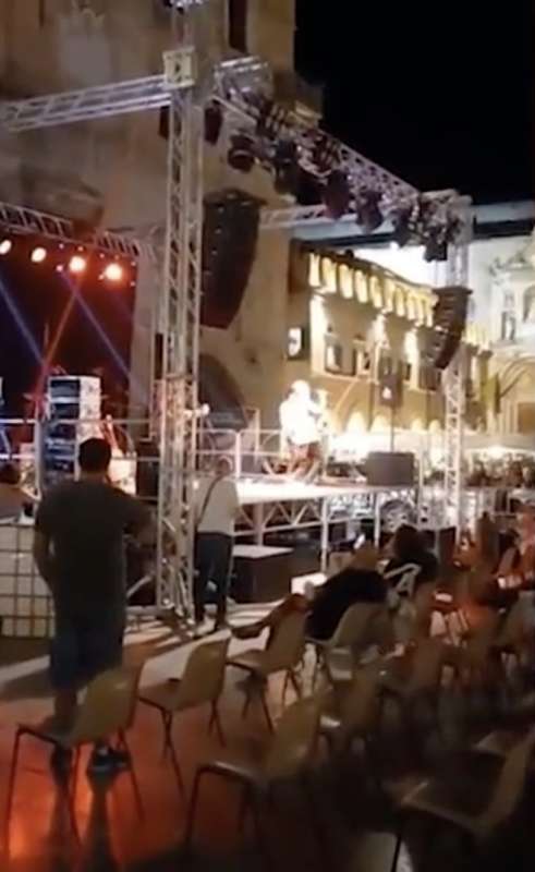 bugo interrompe il concerto ad ascoli piceno 8