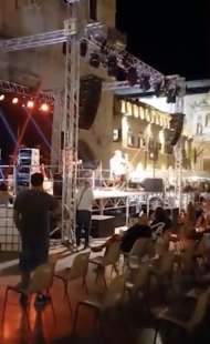 bugo interrompe il concerto ad ascoli piceno 8