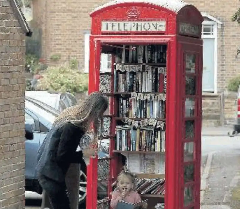 CABINA TELEFONICA TRASFORMATA IN BIBLIOTECA A LONDRA