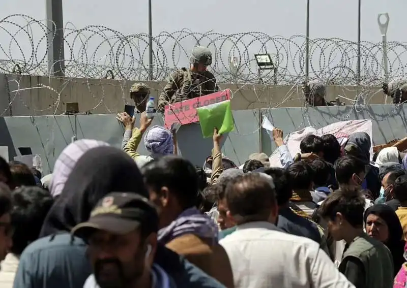 caos all aeroporto di kabul. 